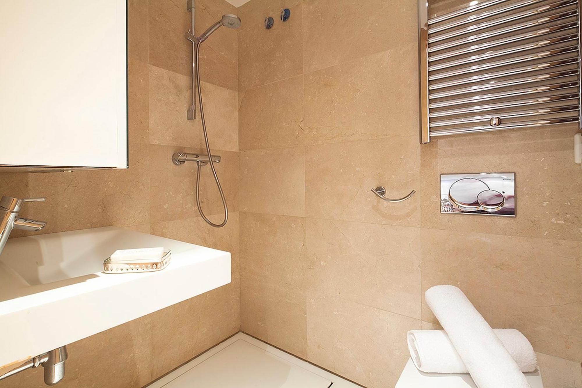 My Space Emirates - Splendid Apartment With Terrace And Pool Near Park Gueell Barcelona Exteriör bild